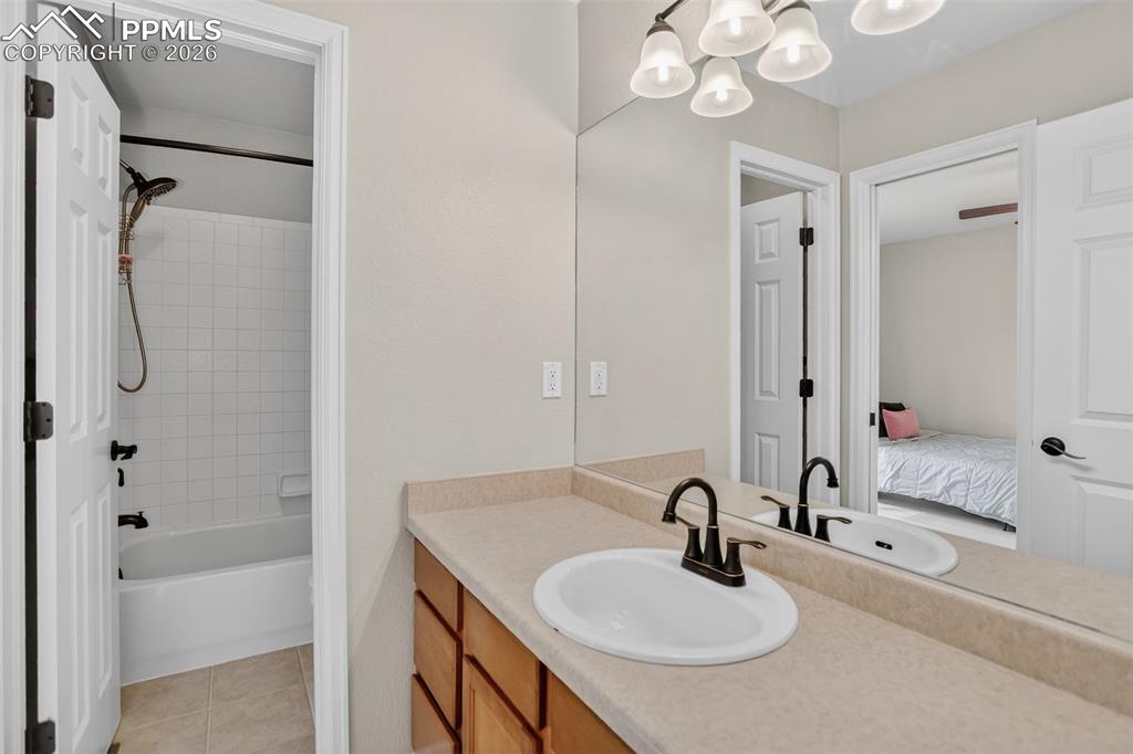 Image 30 of 50: Jack & Jill bath.