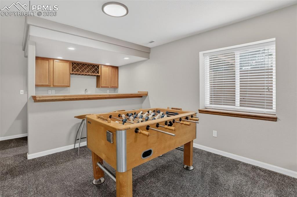 Image 37 of 50: Wet bar.