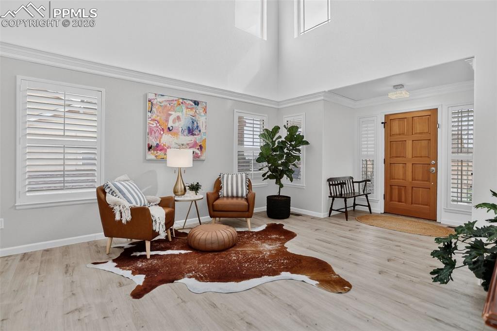 Image 4 of 50: Living room.