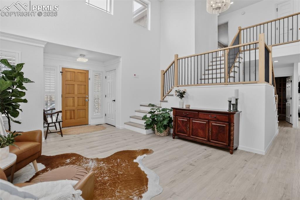 Image 5 of 50: Living room.