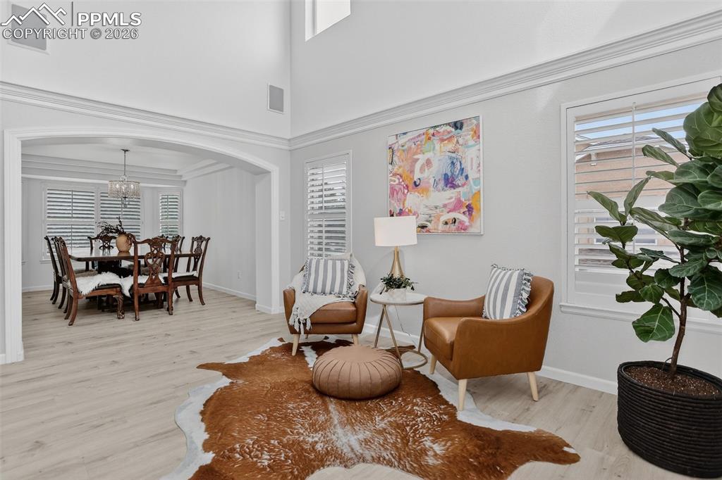 Image 7 of 50: Living room.