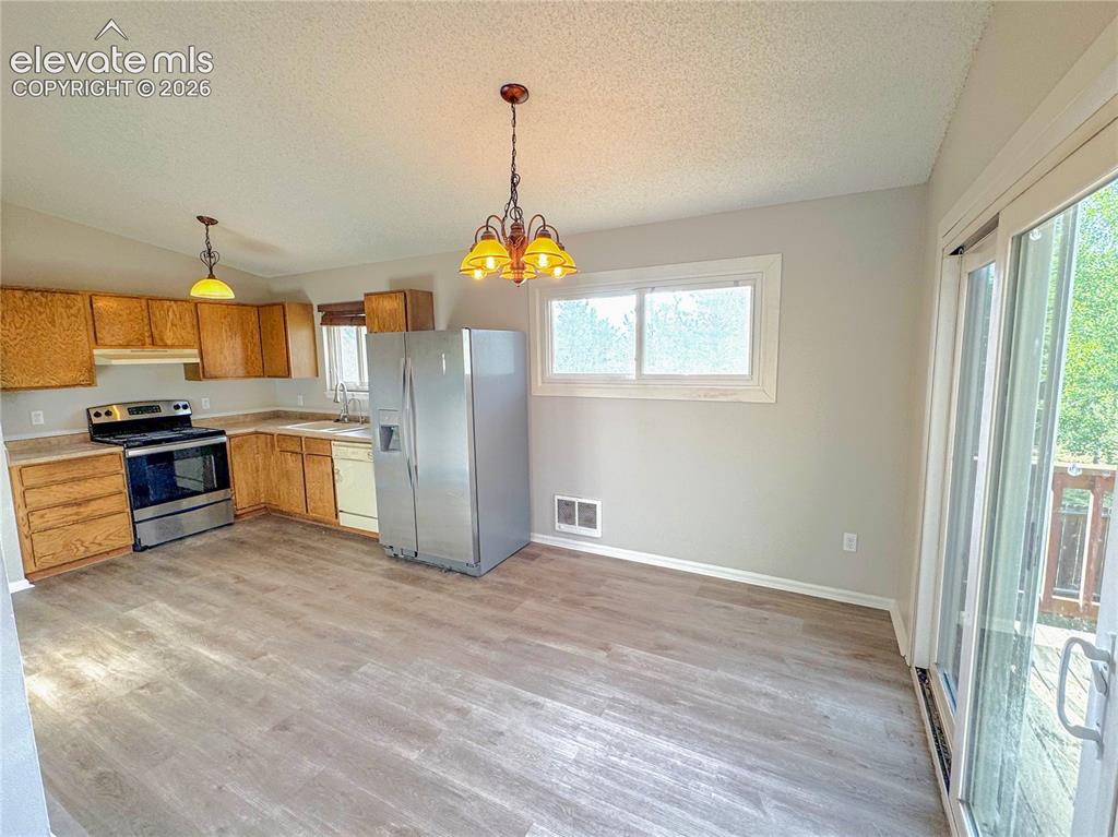 Image 12 of 38: Dining room