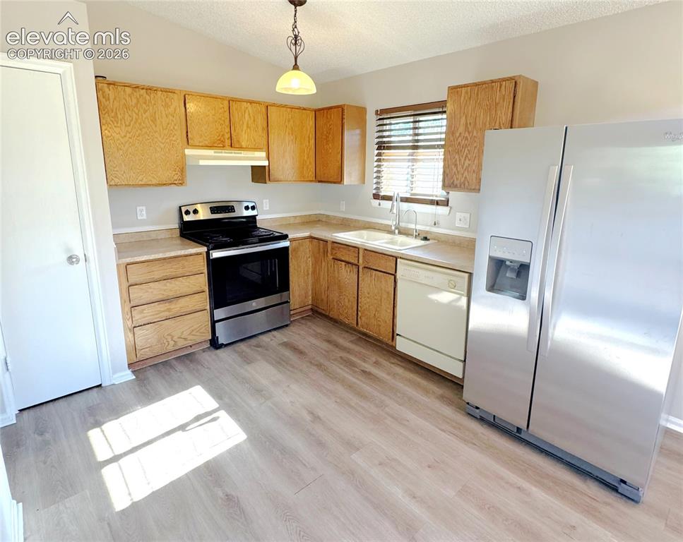 Image 13 of 38: Kitchen