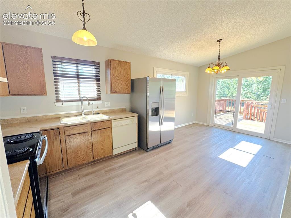 Image 14 of 38: Kitchen