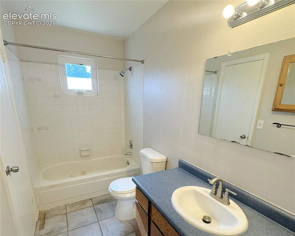 Image 23 of 38: Upper bathroom