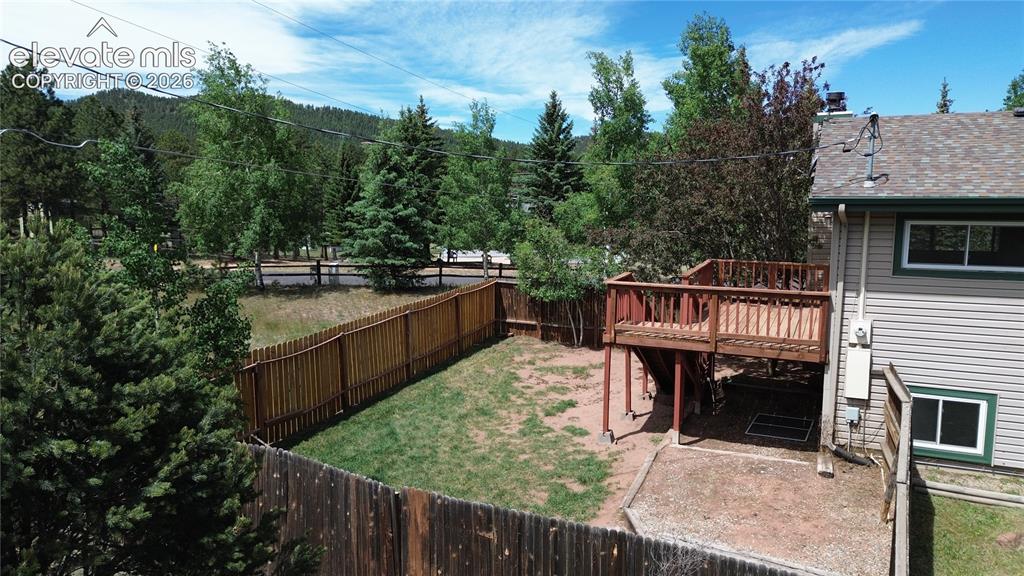 Image 4 of 38: Yard