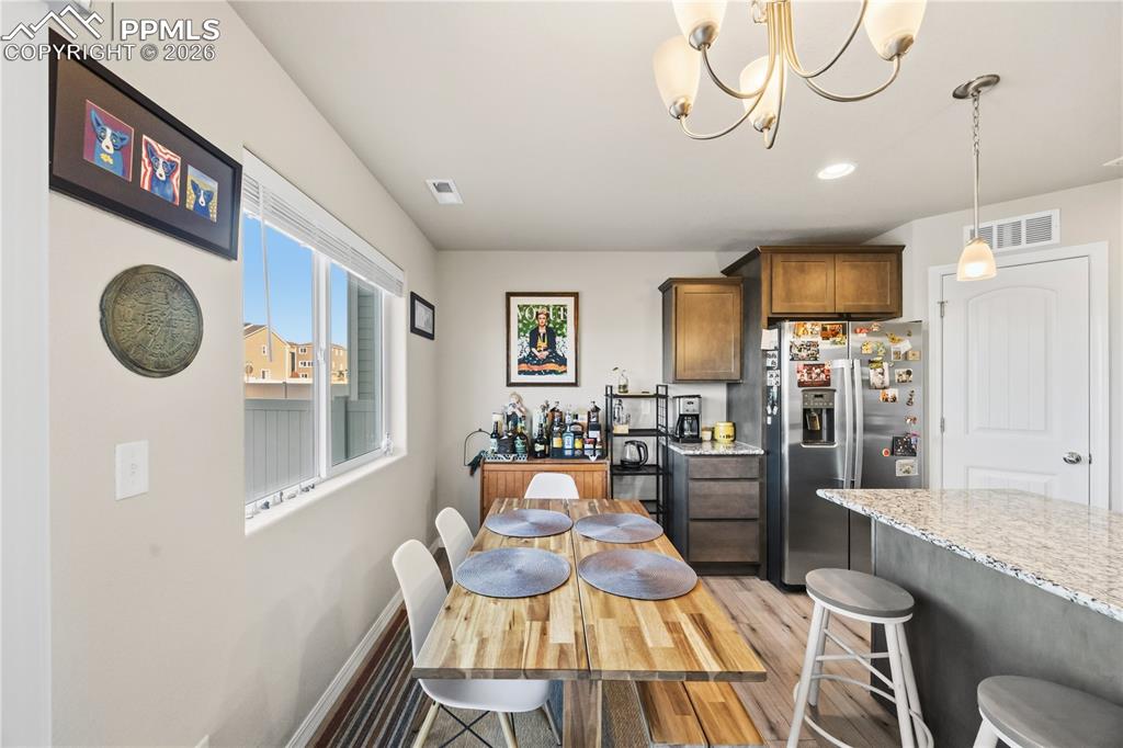 Image 14 of 40: Dining Area