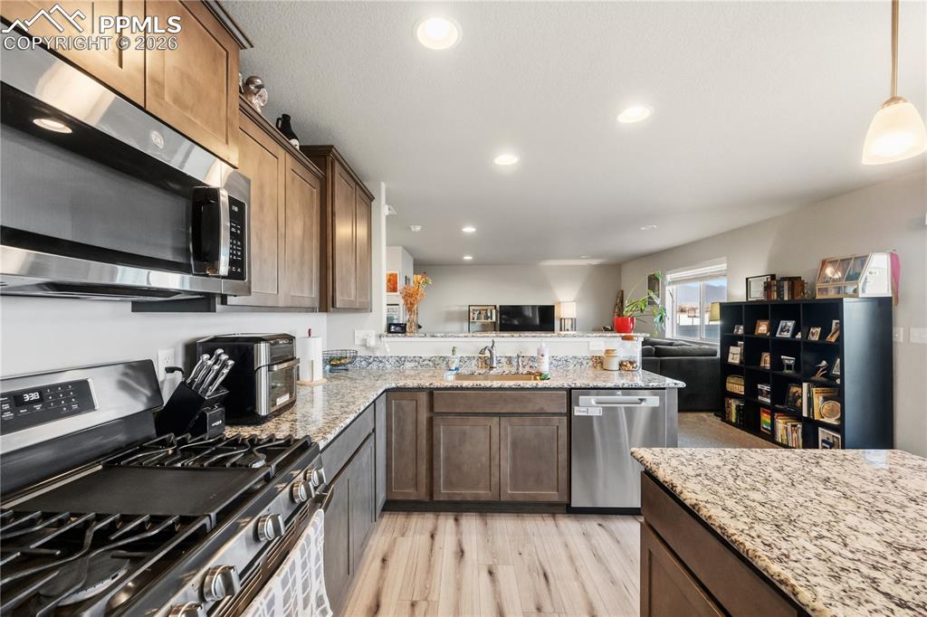 Image 16 of 40: Kitchen