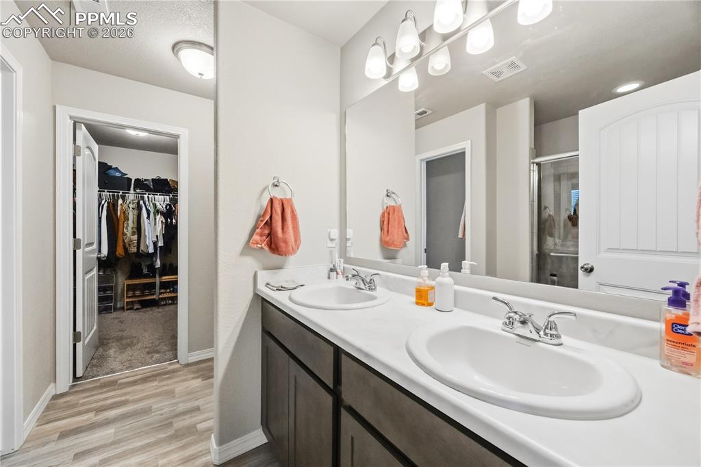 Image 22 of 40: Bathroom