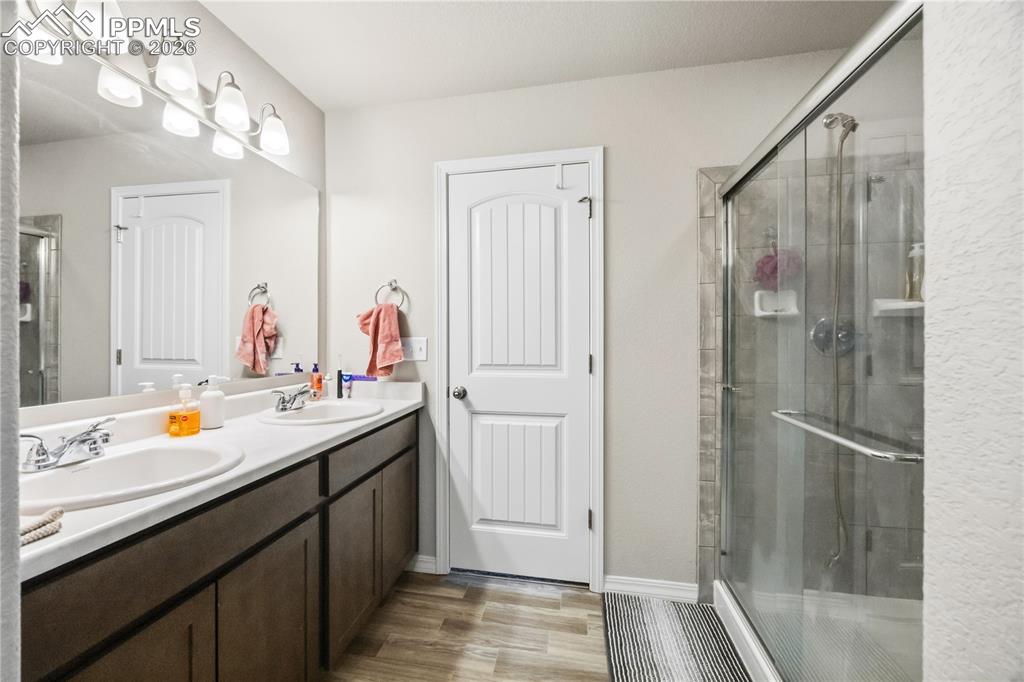 Image 24 of 40: Bathroom