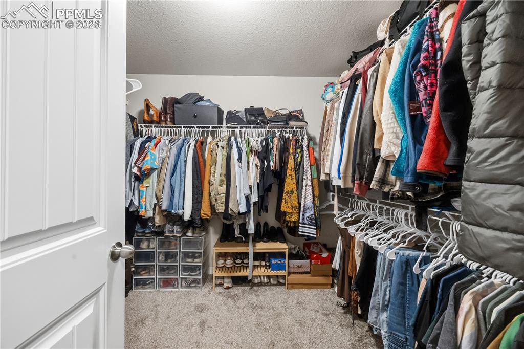 Image 25 of 40: Closet