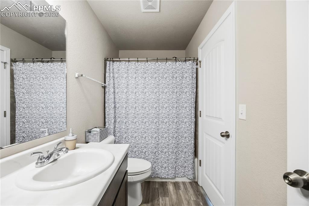 Image 29 of 40: Bathroom