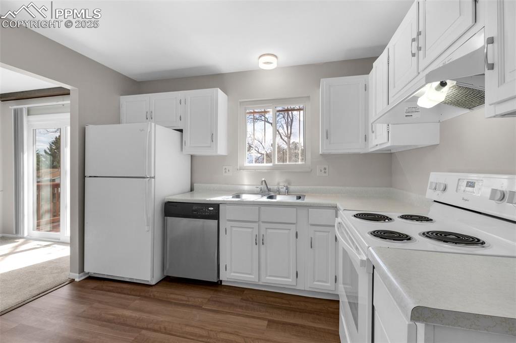 Image 10 of 34: Kitchen