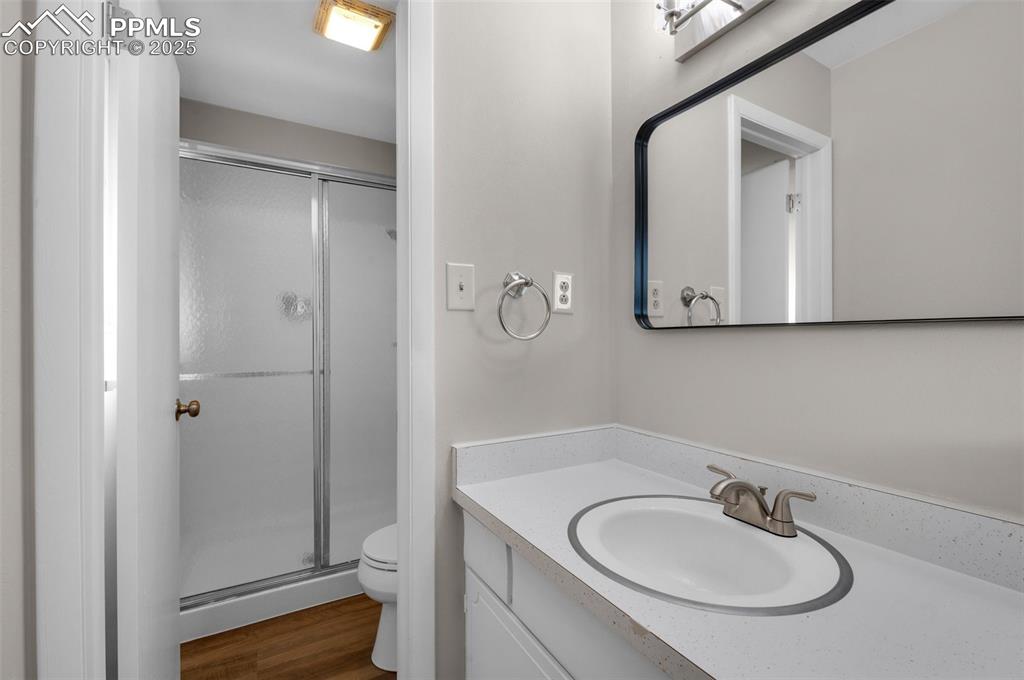 Image 16 of 34: Bathroom