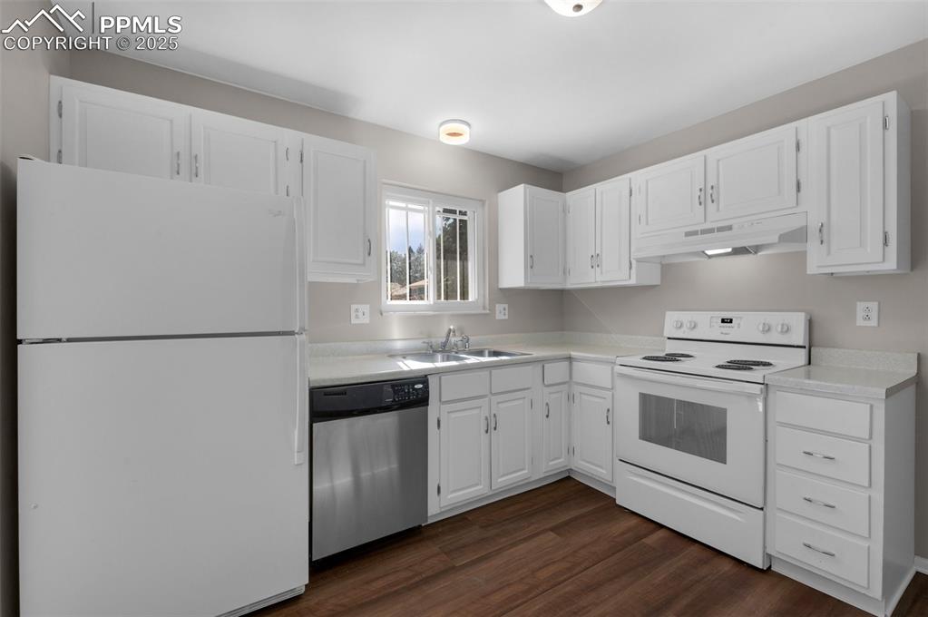 Image 9 of 34: Kitchen