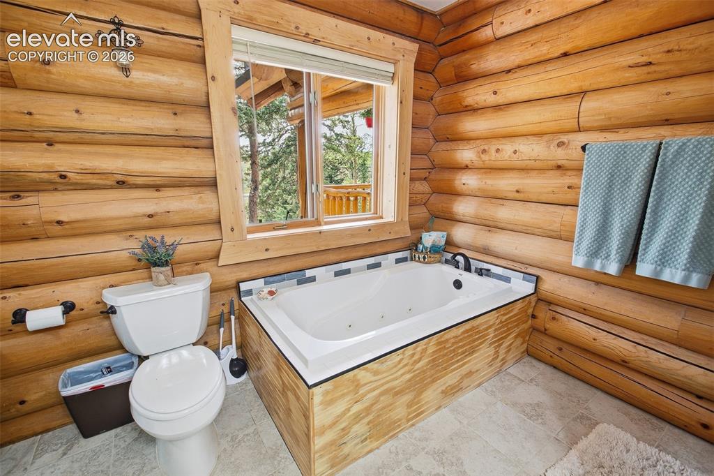 Image 18 of 48: Bathroom