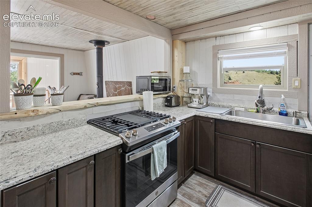 Image 41 of 48: Kitchen