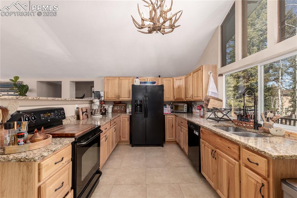 Image 12 of 31: Kitchen