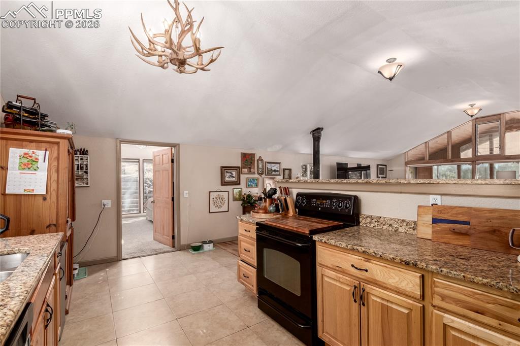 Image 13 of 31: Kitchen