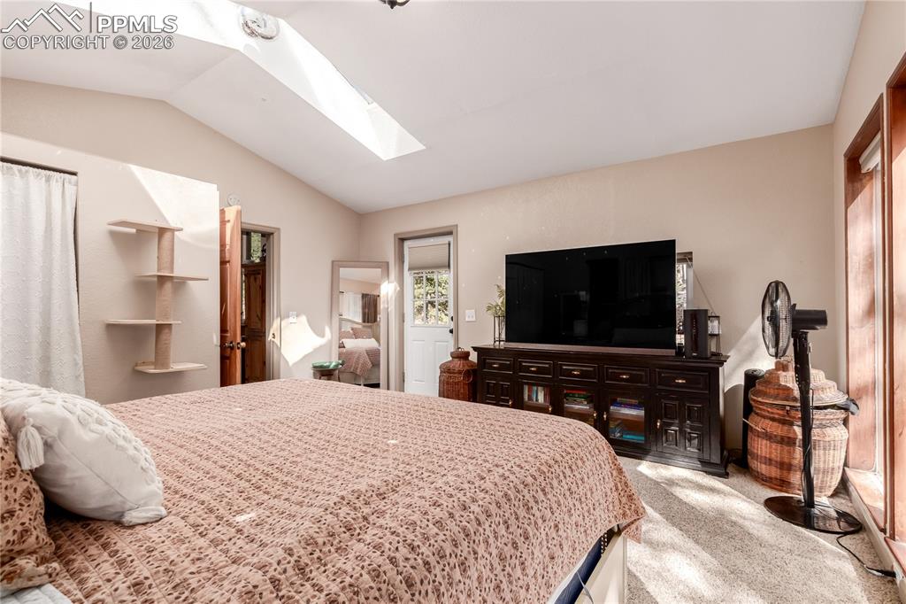 Image 17 of 31: Bedroom