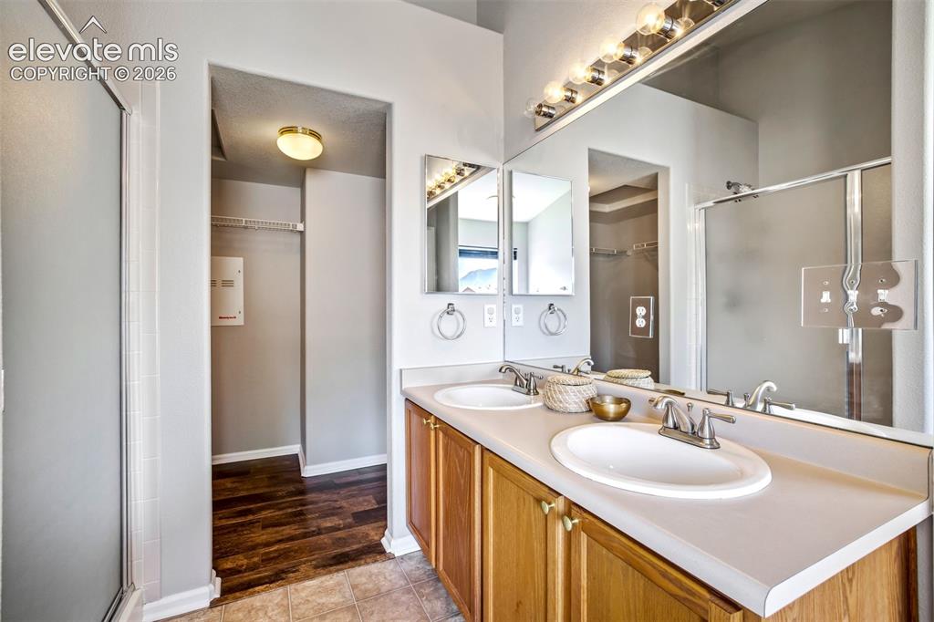 Image 21 of 39: Dual sinks & large walk-in closet.
