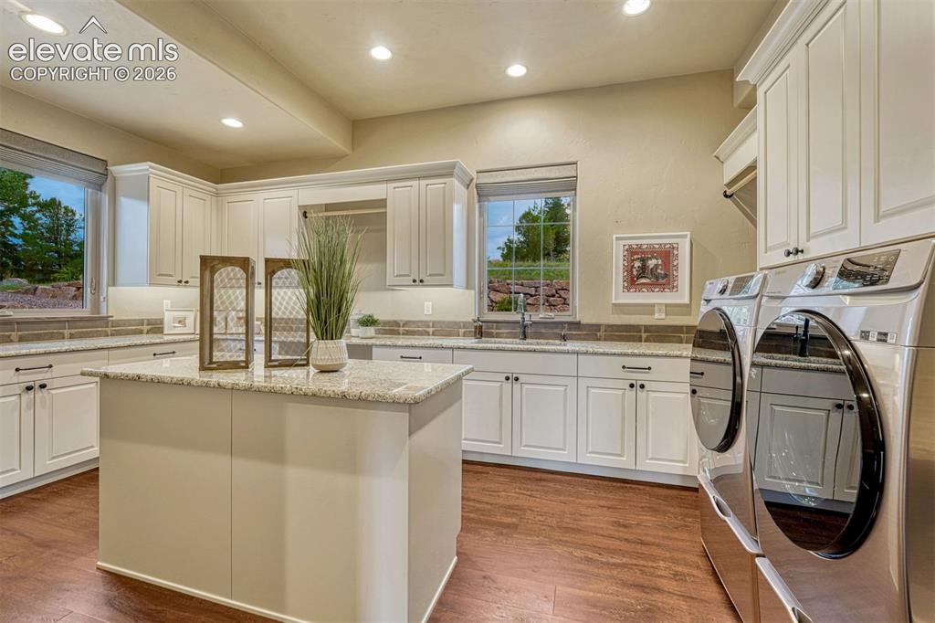 Image 15 of 50: Laundry Room