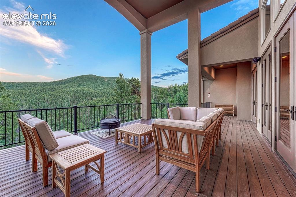 Image 39 of 50: Deck