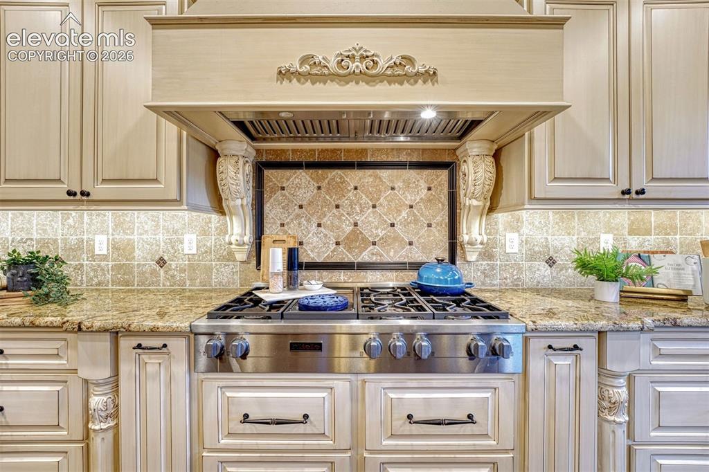 Image 5 of 50: Kitchen