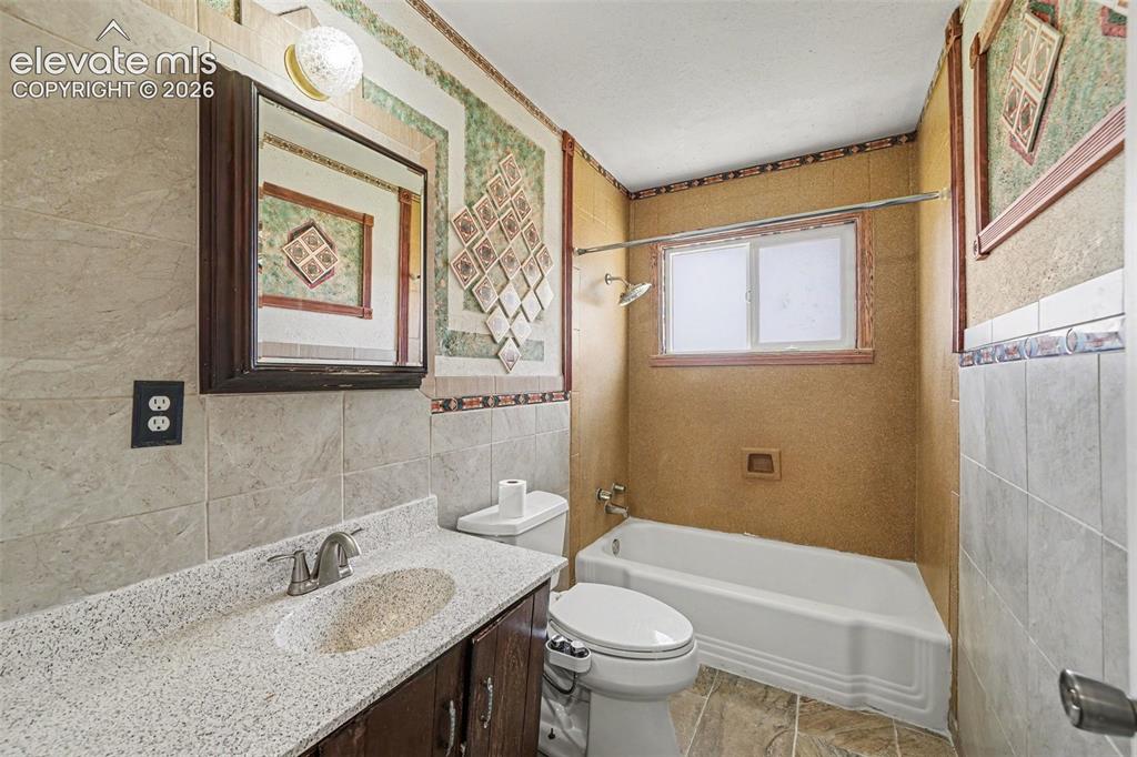 Image 15 of 21: Bathroom