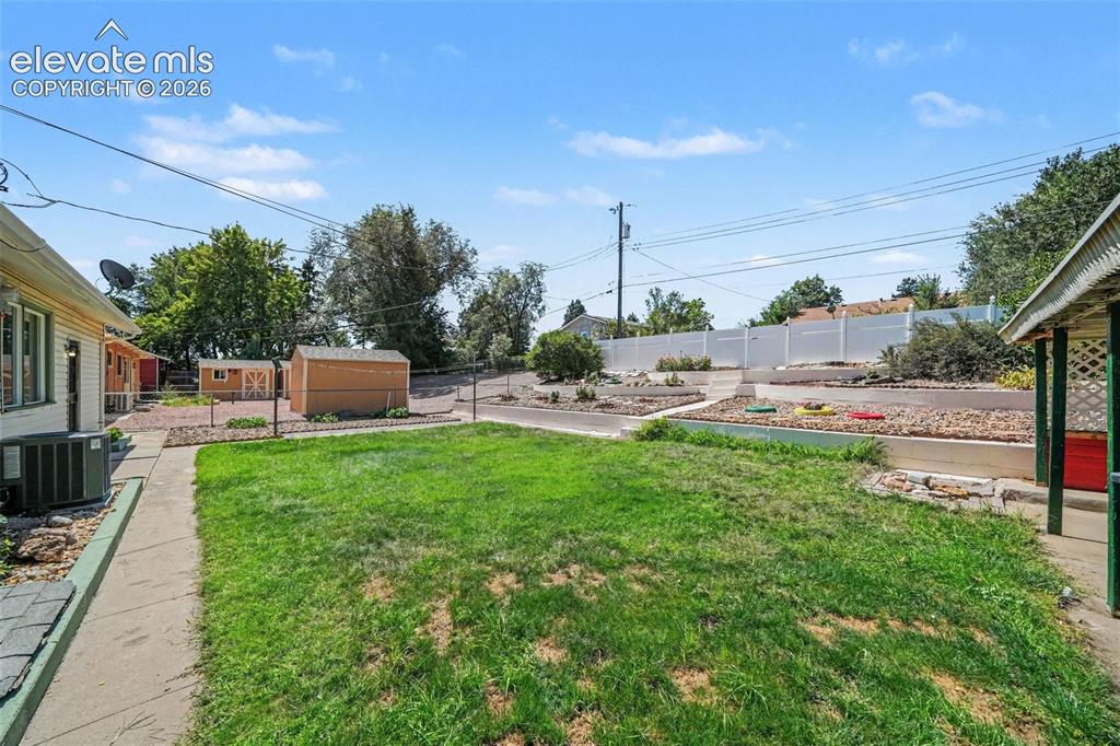 Image 19 of 21: Yard