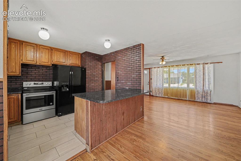 Image 5 of 21: Kitchen