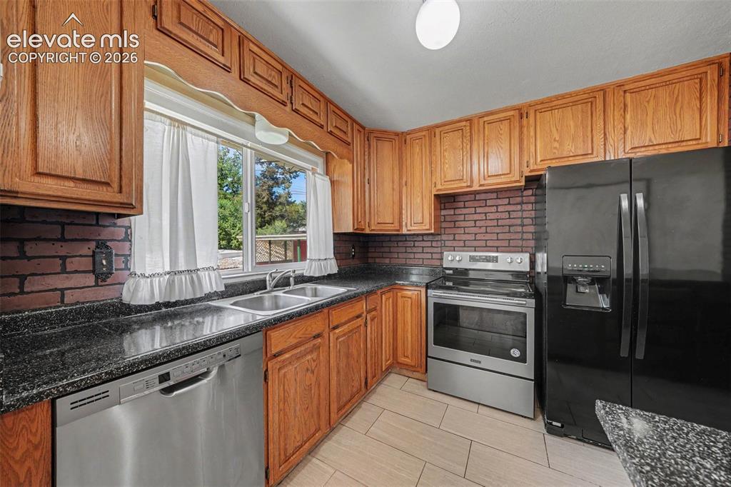 Image 6 of 21: Kitchen