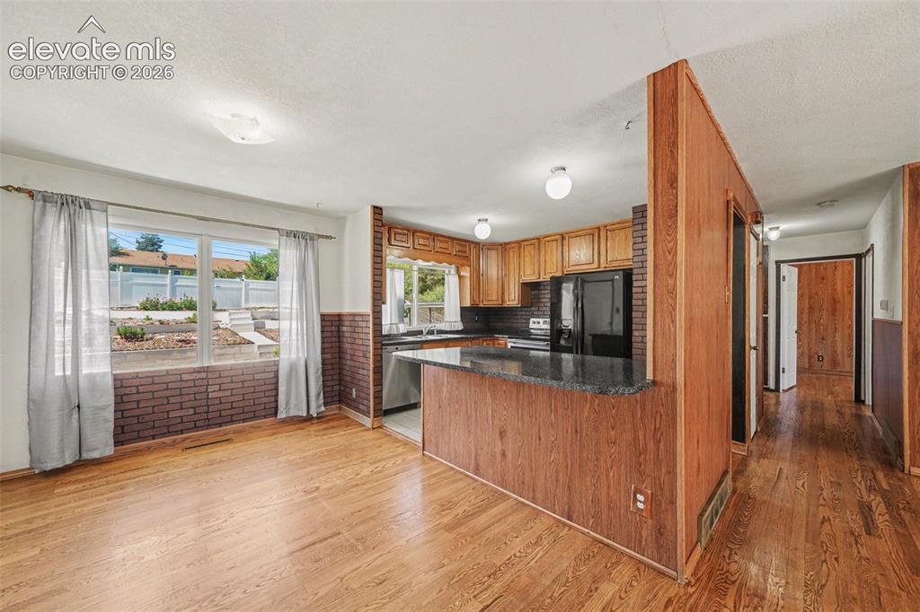 Image 7 of 21: Kitchen
