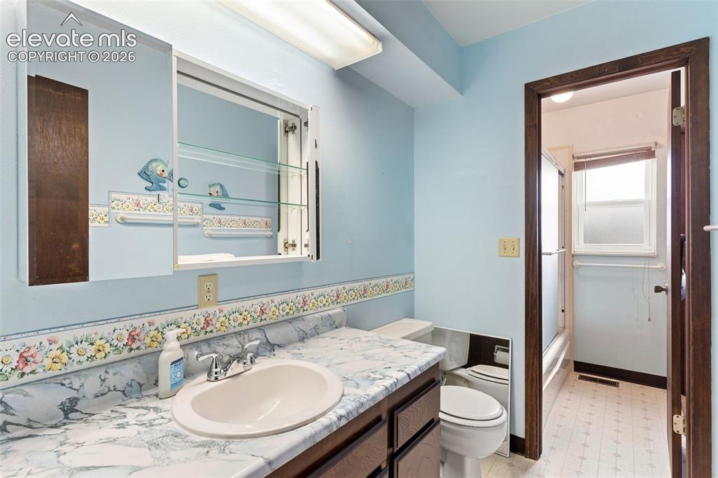Image 13 of 39: Bathroom