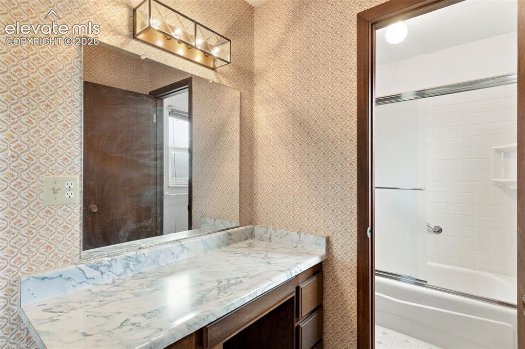 Image 14 of 39: Bathroom
