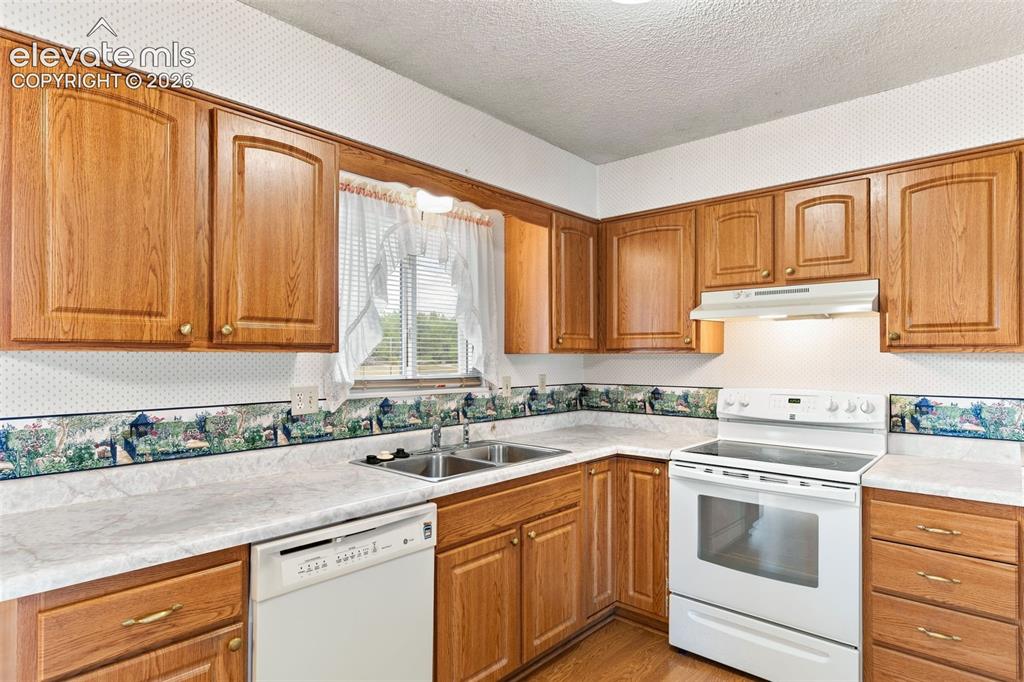 Image 7 of 39: Kitchen
