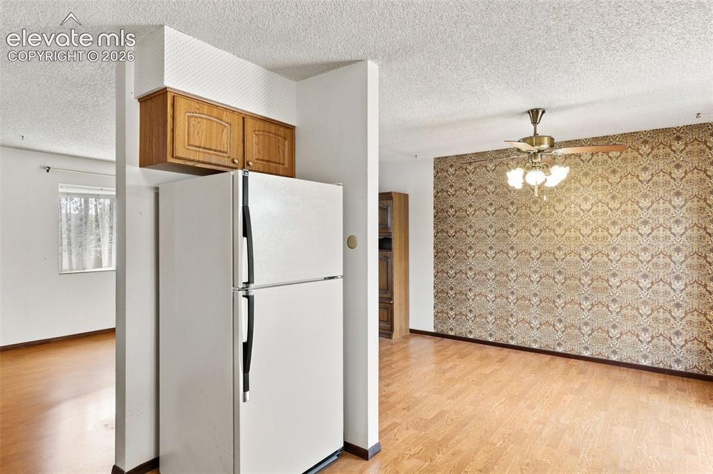 Image 9 of 39: Kitchen