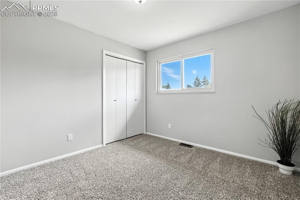 Image 16 of 36: Bedroom