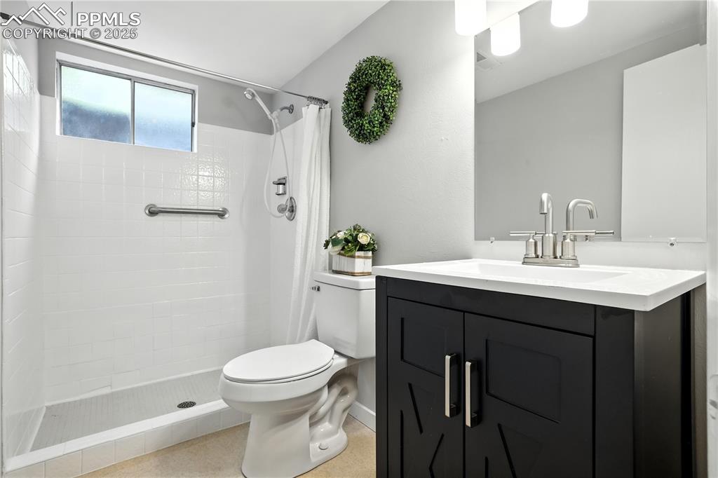 Image 25 of 36: Bathroom