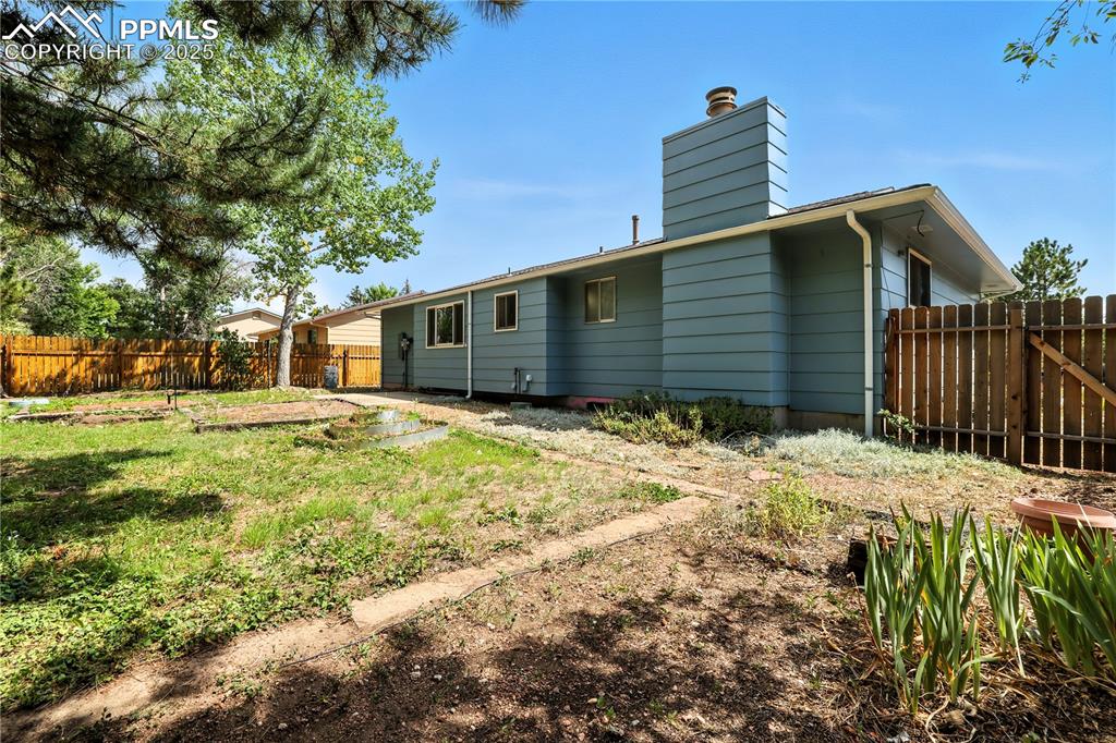 Image 31 of 36: Back of Structure