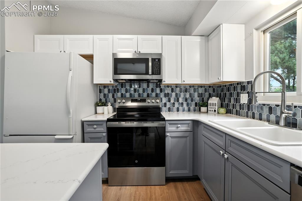 Image 5 of 36: Kitchen