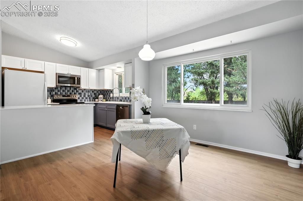 Image 9 of 36: Dining Area