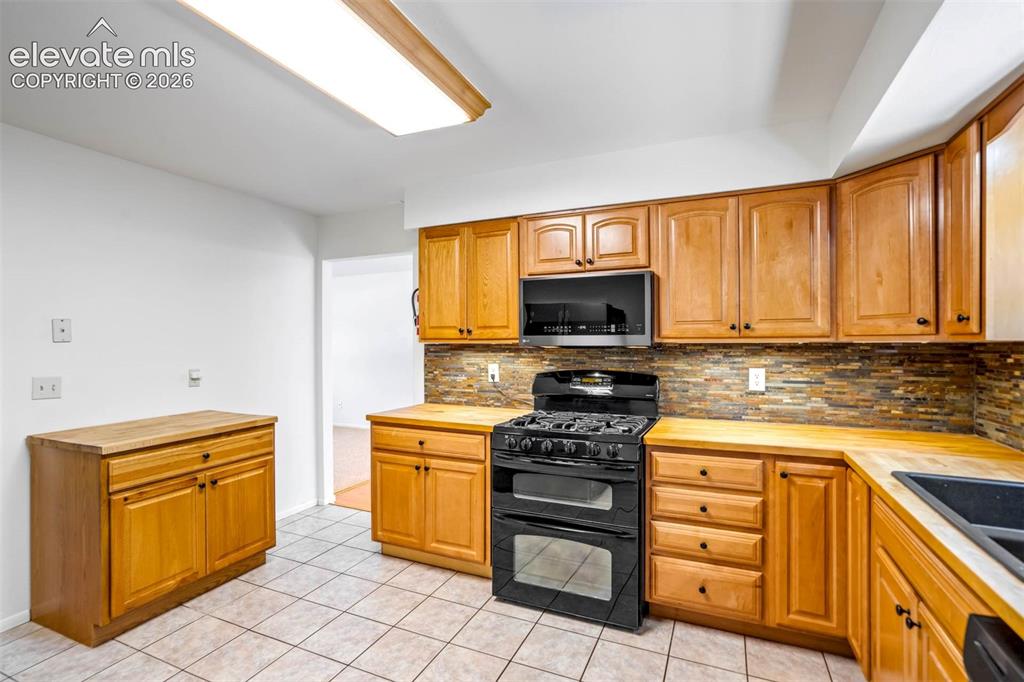 Image 10 of 50: Kitchen