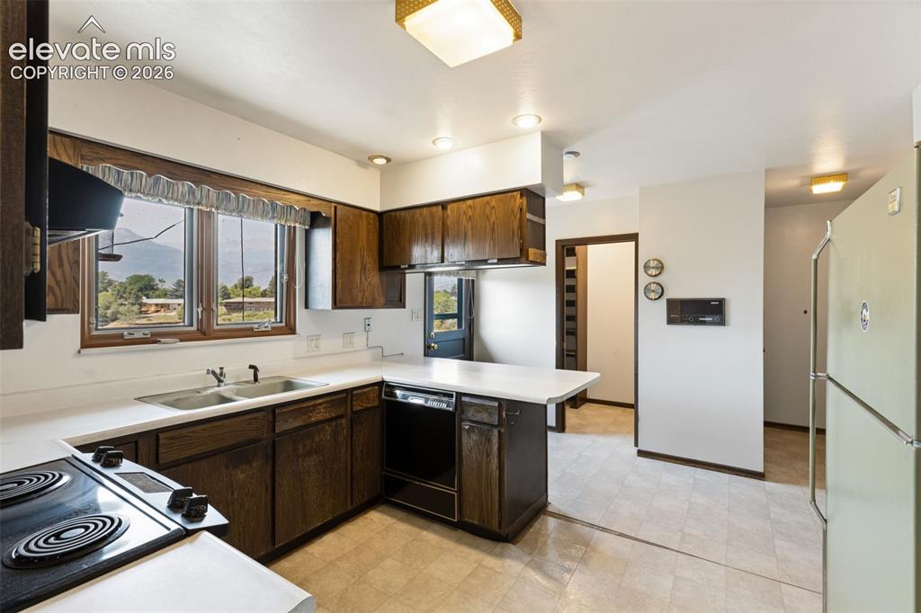 Image 19 of 46: Kitchen