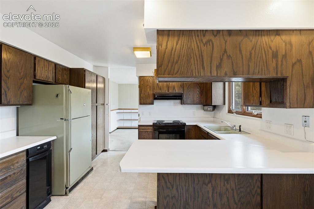 Image 21 of 46: Kitchen