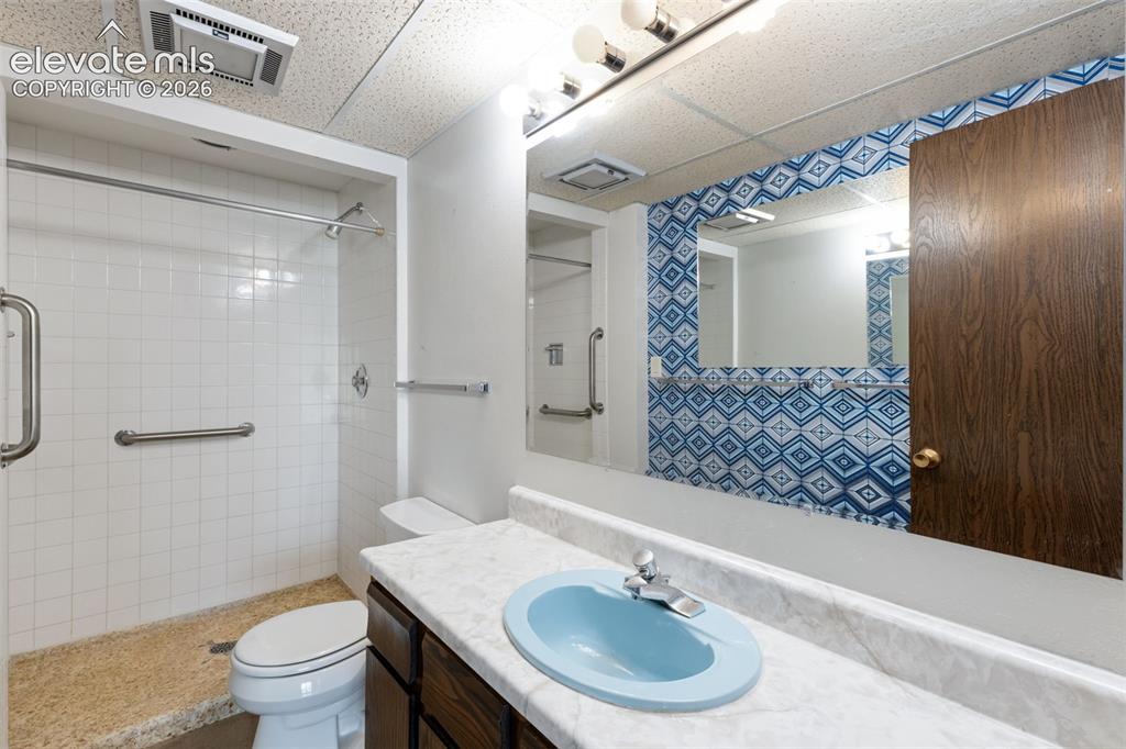 Image 36 of 46: Bathroom