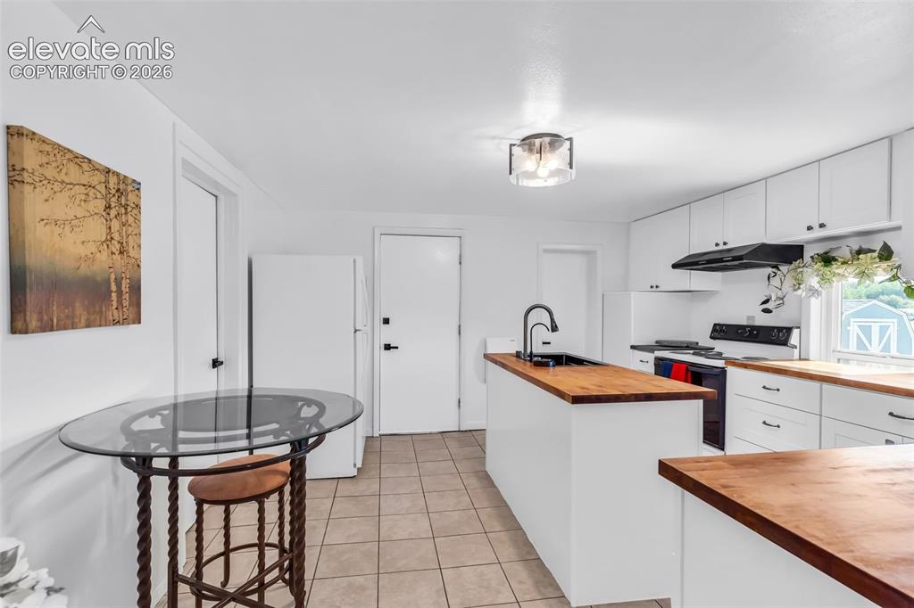 Image 10 of 27: Kitchen