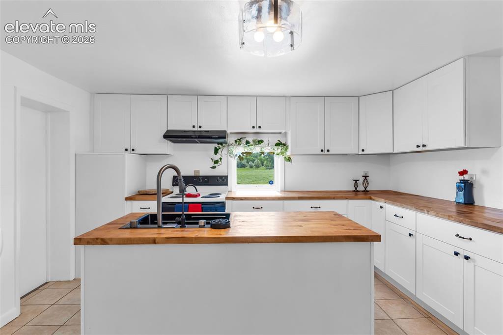 Image 11 of 27: Kitchen