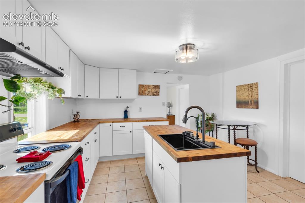 Image 12 of 27: Kitchen