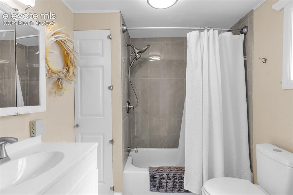 Image 13 of 27: Bathroom